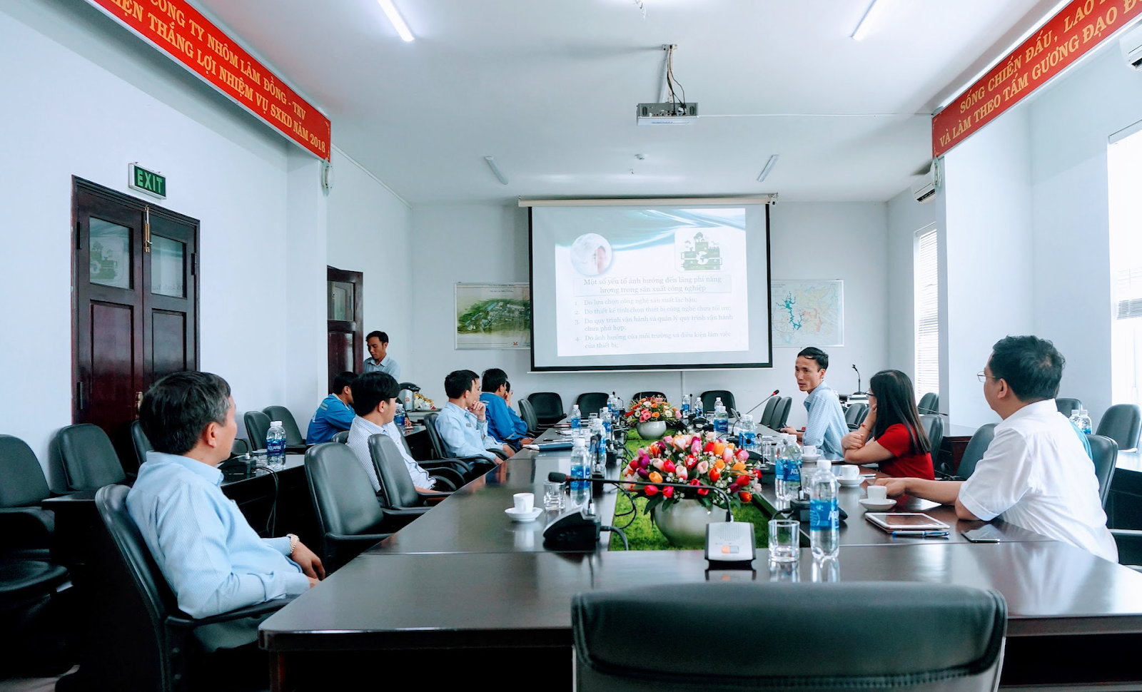 A group of people sitting at a tableDescription automatically generated